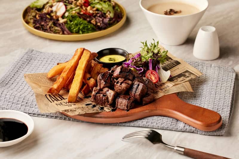 台中夜色中的美味探索——來BeBo美式餐廳體驗炭烤豬肋排的極