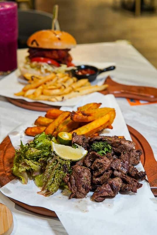 【台中吃貨必訪】BeBo美式餐廳大解密烤肉與美式風味的極致享