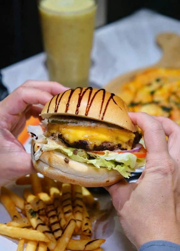 台中最佳親子聚餐地！BeBo美式餐廳，炭烤豬排暢飲果汁，平價