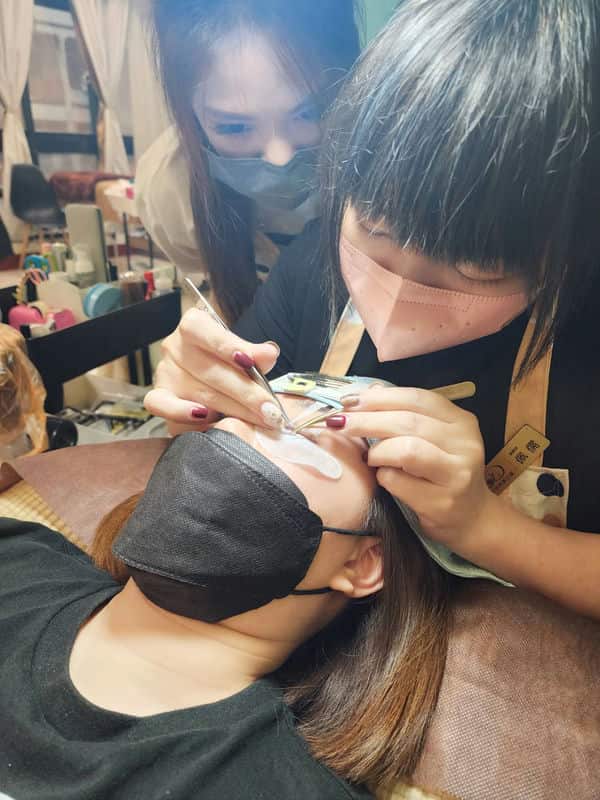 從平凡到閃亮台南接睫毛讓我直播亮眼不再是夢！