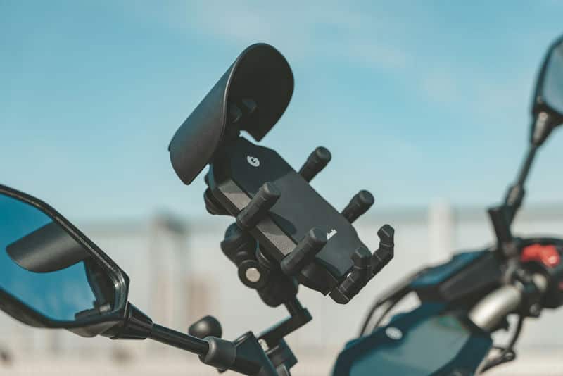 騎機車小幫手「八力架 OctaStand 機車手機架」，城市